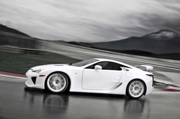 Появи се късно и беше адски скъп, но супер забавен. Невероятно шаси, задвижвано от V10 двигател, като и двете имат феноменална като за суперавтомобил издръжливост. Жалко, че не получи наследника, който толкова заслужаваше.
